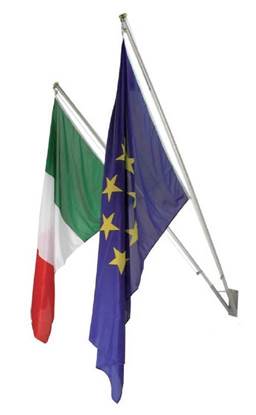 Kit da esterno composto da n.1 coppia Bandiere Italia-Europa cm. 100x150 in poliestere nautico, n.2 aste in alluminio e n.1 supporto a muro a 2 posti