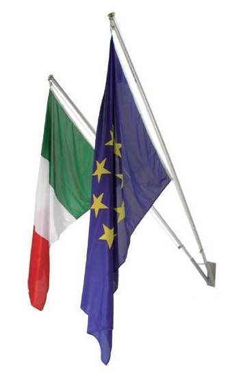 Kit da esterno composto da n.1 coppia Bandiere Italia-Europa cm. 100x150 in poliestere nautico, n.2 aste in alluminio e n.1 supporto a muro a 2 posti