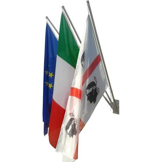 Kit per esterno composto da n.3 Bandiere Italia-Europa-Comunale cm. 100x150 in poliestere nautico, n.3 aste e n.1 supporto a muro a 3 posti